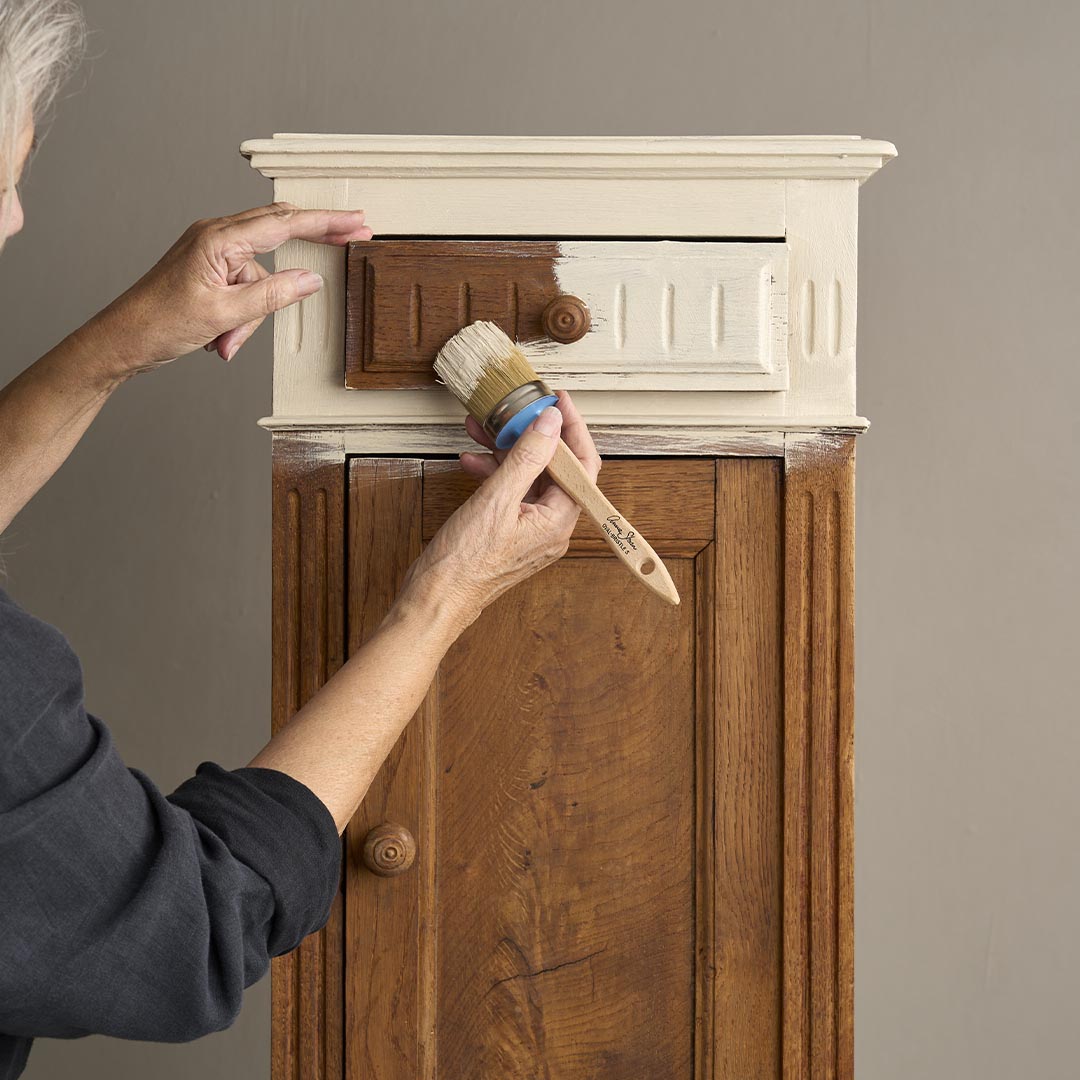 chalk paint brush robins nest vintage sydney annie sloan upcyling furniture painting interior design decor